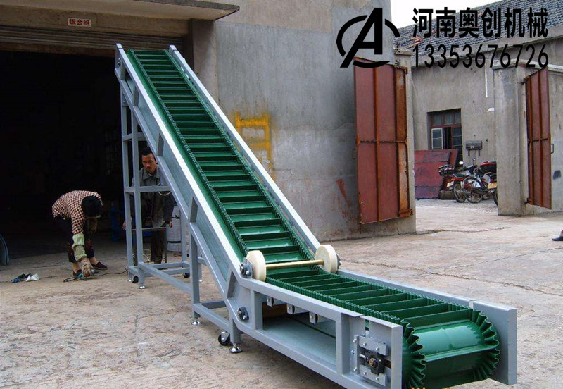 擋邊皮帶爬坡輸送機(jī) 擋邊皮帶爬坡輸送機(jī)