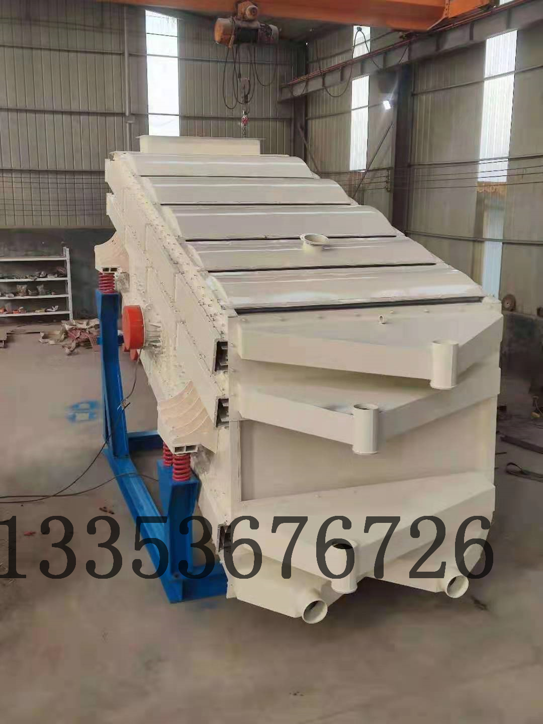 煤矸石是采煤過程和洗煤過程中產(chǎn)生的廢棄物,目前已經(jīng)成為我國產(chǎn)生量和排放量的工業(yè)固體廢棄物之一。山西是資源能源大省,每年產(chǎn)出大量的煤矸石、粉煤灰、冶煉渣等大宗工業(yè) 大宗工業(yè)固體廢物綜合利用產(chǎn)業(yè)發(fā)展較困難我國提倡環(huán)保和廢舊資源再回收利用政策，就是針對礦山廢料的再利用，和建筑垃圾石料再回收利用都是今年行業(yè)的新興行業(yè)。在回收利用中少不了物料分級篩分的過程。隨著工業(yè)的發(fā)展工業(yè)機械的進步奧創(chuàng)機械生產(chǎn)的礦用弛張篩分機，是在礦用篩分上的新成就，針對黏性大的物料和篩分效率的難題研發(fā)生產(chǎn)的一款機械。 煤矸石弛張篩的應(yīng)用煤矸石廠，入洗原煤易泥化。煤矸石水分含量較高，煤矸石粘度變大，篩分過程中經(jīng)常出現(xiàn)篩板堵塞現(xiàn)象，迫使生產(chǎn)中斷，影響系統(tǒng)的連續(xù)運行。為了生產(chǎn)的系統(tǒng)連續(xù)、高效運行，減輕煤泥水處理系統(tǒng)壓力，該廠使用弛張篩，對煤矸石篩分設(shè)備進行技術(shù)革新。年初開始對煤矸石廠原煤篩分系統(tǒng)的博后篩更換為雙層弛張篩，以提高篩分效率，創(chuàng)造更大的經(jīng)濟效益。在弛張篩的選型上，根據(jù)現(xiàn)場環(huán)境，篩選物料的要求，和處理量，進行選定機械?？勺稍儕W創(chuàng)機械設(shè)備有限公司，為您量身定型。