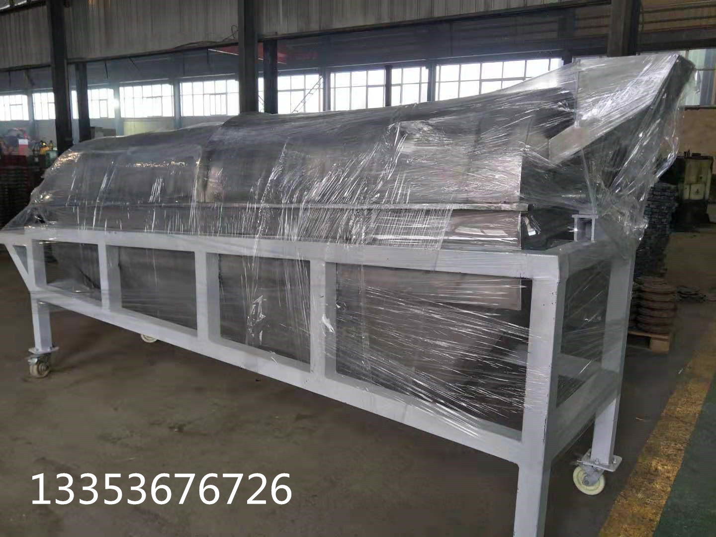 滾筒篩概述 滾筒篩是根據(jù)物料的顆粒大小進行分級處理的一種篩分設(shè)備，又被稱為滾筒篩分機，因工藝布置簡單，被廣泛應用于礦山、建材、交通、能源、化工等行業(yè)的產(chǎn)品分級。常用在中、細粒物料的分級篩分。